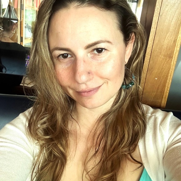 Meet your Posher, Liz - Picture 2 of 4